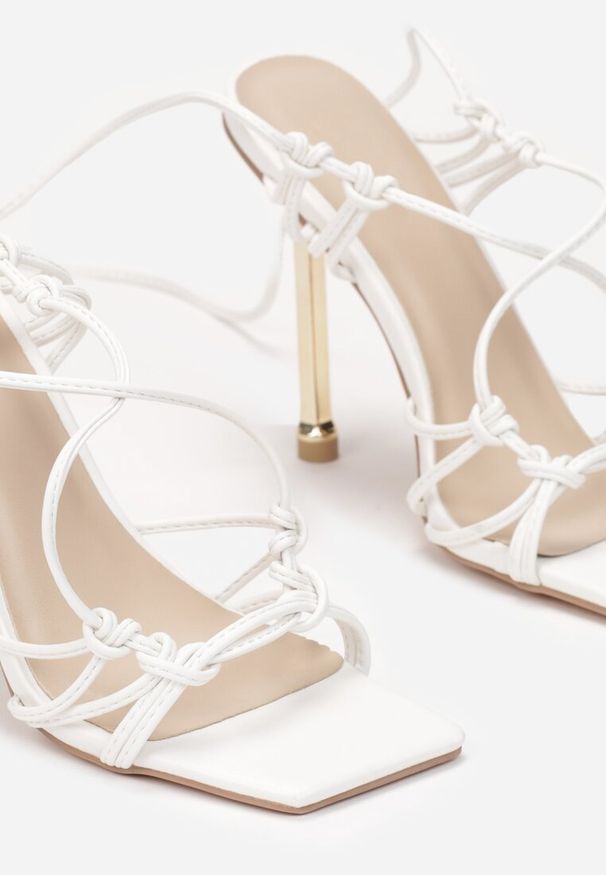 Renee - Białe Sandały Agathora. Kolor: biały. Wzór: aplikacja. Obcas: na obcasie. Styl: elegancki. Wysokość obcasa: średni
