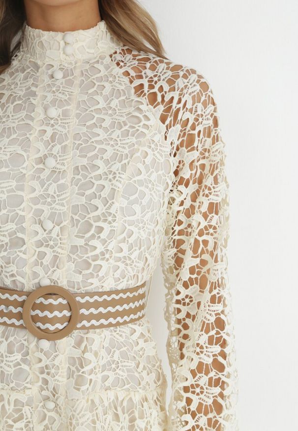 Born2be - Jasnobeżowa Sukienka z Paskiem Demamia. Okazja: na co dzień. Typ kołnierza: kołnierzyk stójkowy. Kolor: beżowy. Materiał: materiał, koronka. Długość rękawa: długi rękaw. Typ sukienki: proste. Styl: casual. Długość: mini