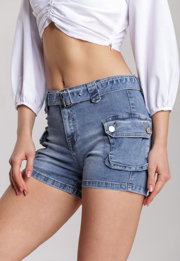 Renee - Niebieskie Szorty Mattie. Stan: podwyższony. Kolor: niebieski. Materiał: jeans. Wzór: aplikacja. Styl: sportowy