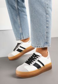 Renee - Biało-Czarne Sneakersy na Płaskiej Podeszwie z Ozdobnymi Paskami Velali. Okazja: na co dzień. Zapięcie: pasek. Kolor: biały. Materiał: jeans. Wzór: paski. Obcas: na płaskiej podeszwie #6