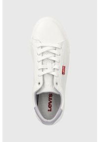 Levi's® - Levi's sneakersy Woodward Refresh S kolor biały. Okazja: na spotkanie biznesowe. Nosek buta: okrągły. Zapięcie: sznurówki. Kolor: biały. Materiał: włókno, guma. Sport: bieganie #4