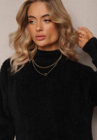 Renee - Czarny Puchaty Golf z Długim Rękawem i Ściągaczami Caelina. Typ kołnierza: golf. Kolor: czarny. Materiał: dzianina. Długość rękawa: długi rękaw. Długość: długie. Sezon: zima, jesień. Styl: klasyczny