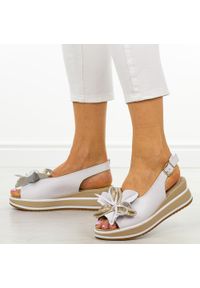 Białe skórzane sandały damskie na koturnie Filippo Ds7045/26. Okazja: na co dzień, na spacer. Kolor: biały. Materiał: skóra. Sezon: wiosna, lato. Obcas: na koturnie. Styl: klasyczny, wakacyjny, elegancki, casual, boho. Wysokość obcasa: średni #1