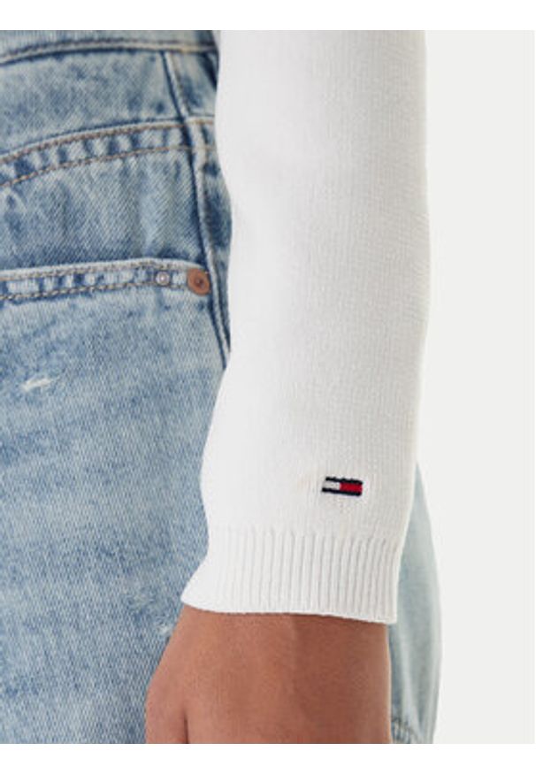 Tommy Jeans Sweter Chenille DW0DW22028 Écru Regular Fit. Kolor: kremowy. Materiał: syntetyk