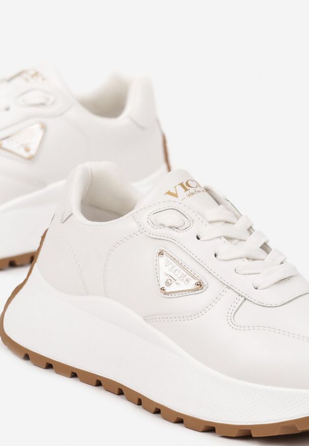 Renee - Białe Sneakersy Vices na Platformie Ozdobione Metaliczną Aplikacją Nelviera. Okazja: na co dzień. Kolor: biały. Materiał: jeans. Wzór: aplikacja. Obcas: na platformie