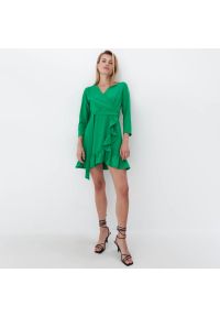 Mohito - Zielona sukienka mini z falbaną - Zielony. Kolor: zielony. Długość: mini #1