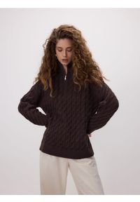 Reserved - Sweter z zapięciem na zamek - ciemnobrązowy. Kolor: brązowy. Materiał: dzianina #1
