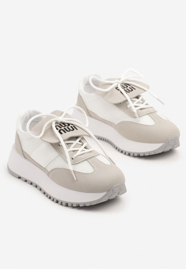 Renee - Biało-Beżowe Sneakersy na Platformie z Geometrycznym Wzorem Aluina. Okazja: na co dzień. Kolor: biały. Materiał: jeans. Wzór: geometria. Obcas: na platformie