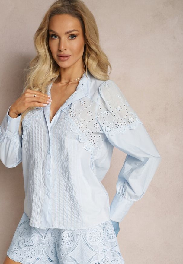 Renee - Niebieska Bawełniana Koszula w Stylu Retro ze Stójką Ozdobiona Ażurowymi Wstawkami Hesllema. Typ kołnierza: kołnierzyk stójkowy. Kolor: niebieski. Materiał: bawełna. Wzór: aplikacja, ażurowy. Styl: retro