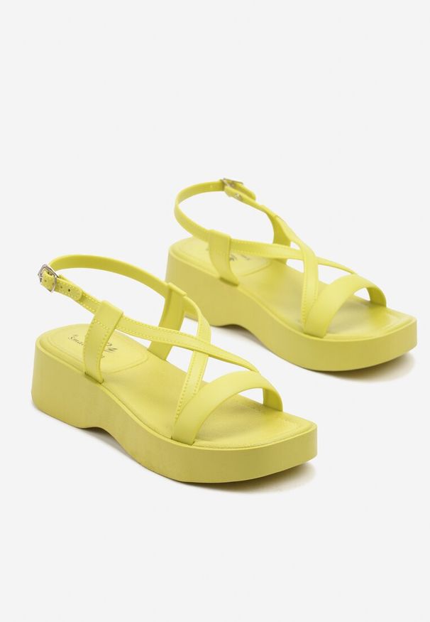 Renee - Jasnozielone Sandały na Niskiej Platformie z Paskami w Kształcie X Nusialia. Okazja: na co dzień. Nosek buta: otwarty. Zapięcie: pasek. Kolor: zielony. Materiał: jeans. Wzór: paski. Obcas: na platformie. Styl: casual