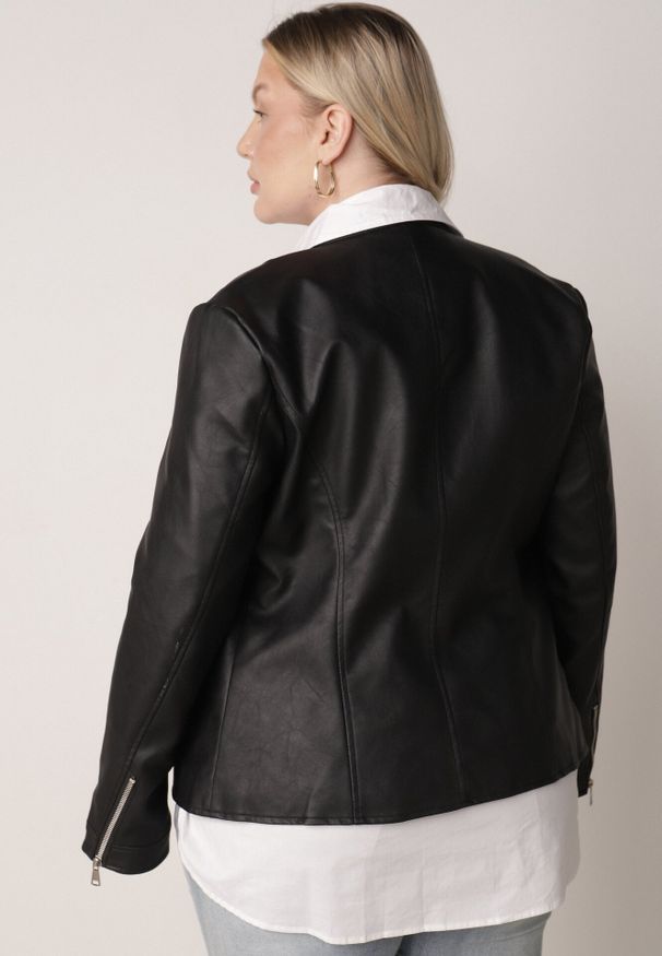 Born2be - Czarna Kurtka Ramoneska o Klasycznym Kroju ze Stójką na Nap Zeaniel. Okazja: na spacer, na co dzień. Typ kołnierza: kołnierzyk stójkowy. Kolekcja: plus size. Kolor: czarny. Materiał: poliester, skóra, jeans. Styl: klasyczny