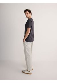 Reserved - Spodnie jogger straight - beżowy. Kolor: beżowy. Materiał: bawełna, tkanina #1