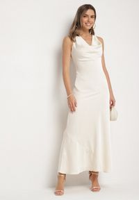 Born2be - Jasnobeżowa Sukienka Vices z Ozdobnym Tyłem i Wiązaniem Zimea. Okazja: na randkę, na imprezę, na wesele, na ślub cywilny. Kolor: beżowy. Styl: klasyczny #3