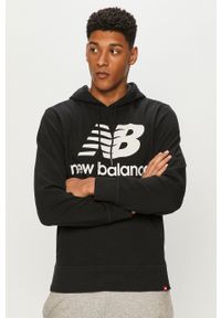 New Balance Bluza MT03558BK męska kolor czarny z kapturem z nadrukiem. Okazja: na co dzień. Typ kołnierza: kaptur. Kolor: czarny. Wzór: nadruk. Styl: casual