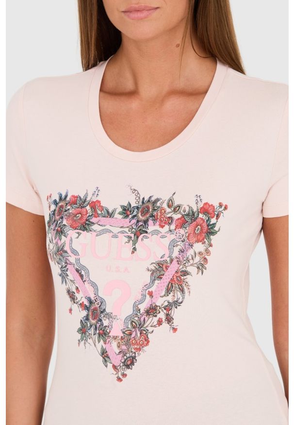 Guess - GUESS Różowy t-shirt z logo. Kolor: różowy. Materiał: bawełna. Wzór: nadruk