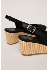 TOMMY HILFIGER - Tommy Hilfiger sandały damskie kolor czarny na koturnie. Nosek buta: okrągły. Zapięcie: klamry. Kolor: czarny. Obcas: na koturnie #2