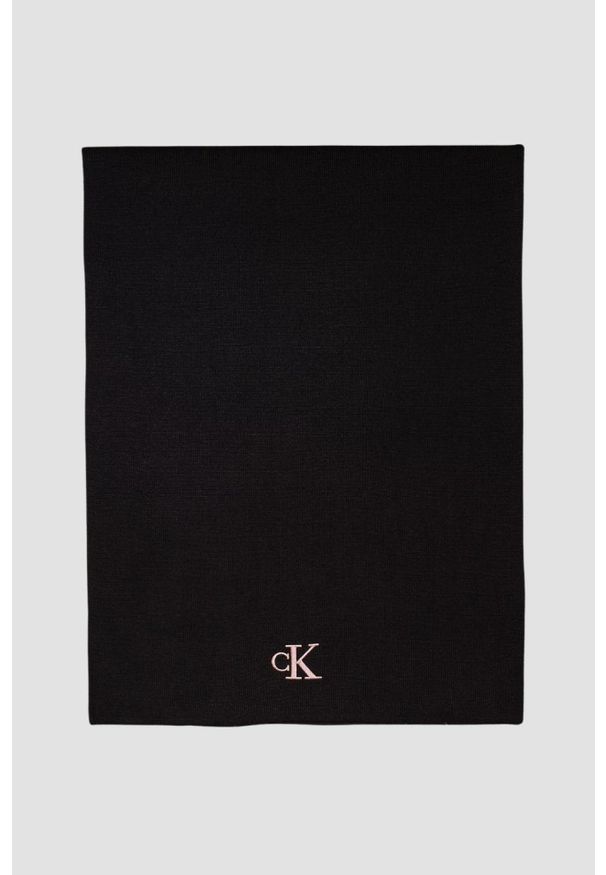 Calvin Klein - CALVIN KLEIN Czarny damski szalik z różowym logo. Kolor: czarny. Wzór: haft
