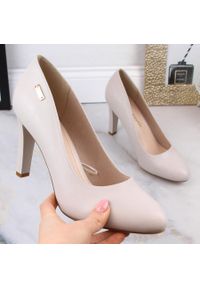 Czółenka na obcasie jasno szare Sergio Leone 1457. Kolor: szary. Materiał: skóra ekologiczna. Szerokość cholewki: normalna. Obcas: na obcasie. Wysokość obcasa: średni #1