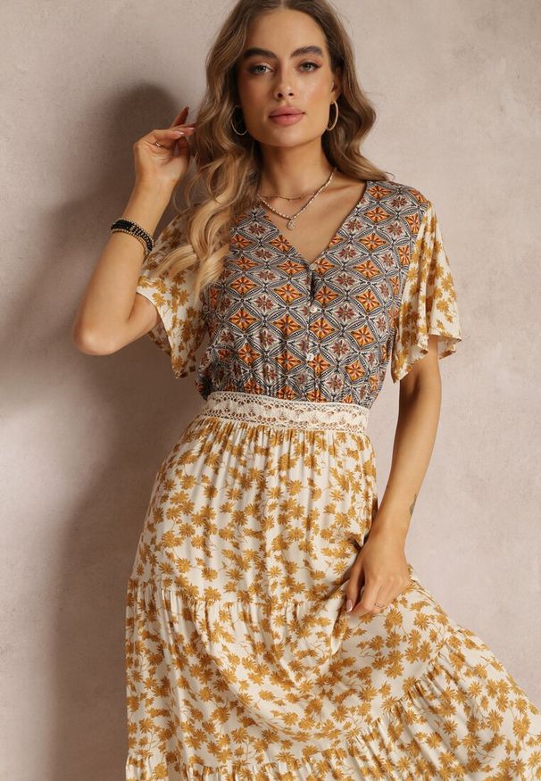 Renee - Jasnobeżowa Sukienka Rozkloszowana Maxi z Wiskozy Ophitria. Kolor: żółty. Materiał: wiskoza. Długość: maxi