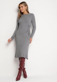 Born2be - Szara Dopasowana Sukienka z Wiskozą z Prążkowanego Materiału Ściągana Troczkiem Eleavia. Okazja: na co dzień. Kolor: szary. Materiał: prążkowany, wiskoza, materiał. Wzór: aplikacja. Styl: casual #7