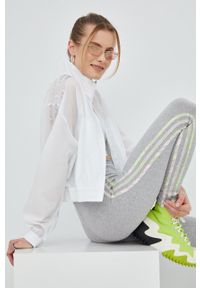 adidas Originals kurtka bomber damski kolor biały przejściowa. Kolor: biały. Materiał: materiał