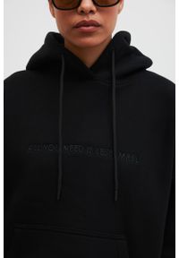 Marsala - Bluza z kapturem oraz HAFTEM w kolorze TOTALLY BLACK - GARSON. Typ kołnierza: kaptur. Materiał: poliester, dresówka, bawełna, materiał, dzianina, jeans. Wzór: haft. Styl: sportowy #1