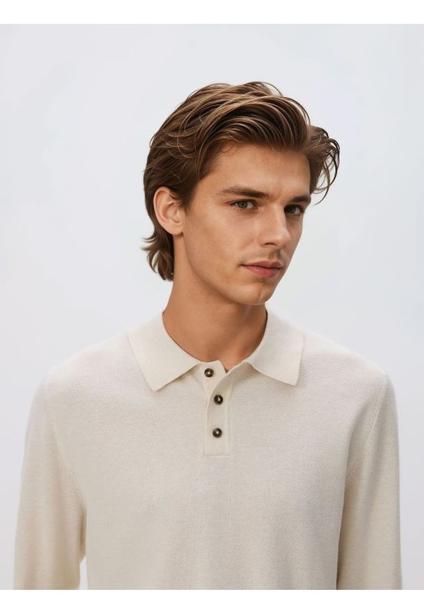 Reserved - Sweter polo z bawełną - beżowy. Typ kołnierza: polo. Kolor: beżowy. Materiał: bawełna