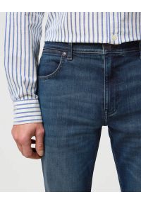 Wrangler - MESKIE SPODNIE WRANGLER GREENSBORO MARINE TINT 112371009. Styl: marine #2