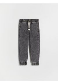 Reserved - Jeansy jogger - jasnoszary. Kolor: szary #1