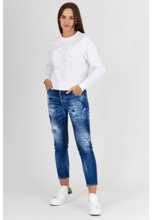 Guess - GUESS Biała bluza damska z literką g obszytą płatkami. Kolor: biały. Materiał: bawełna. Wzór: aplikacja