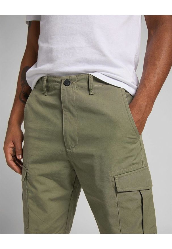 Lee - SZORTY MĘSKIE LEE CARGO SHORT LICHEN GREEN L73CCJ82 112120354