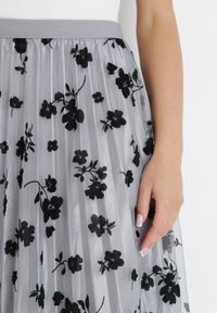 Born2be - Szara Tiulowa Spódnica z Welurowym Wzorem w Kwiaty i Gumką w Pasie Iyosi. Kolor: szary. Materiał: welur, tiul. Wzór: kwiaty #2