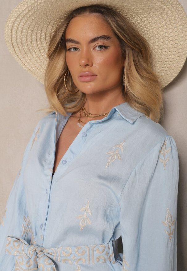 Renee - Niebieska Koszulowa Sukienka w Stylu Szmizjerki z Wiskozy Wiązana w Talii Telaniwena. Okazja: na co dzień. Kolor: niebieski. Materiał: wiskoza. Wzór: haft, aplikacja. Typ sukienki: koszulowe, szmizjerki. Styl: klasyczny, casual