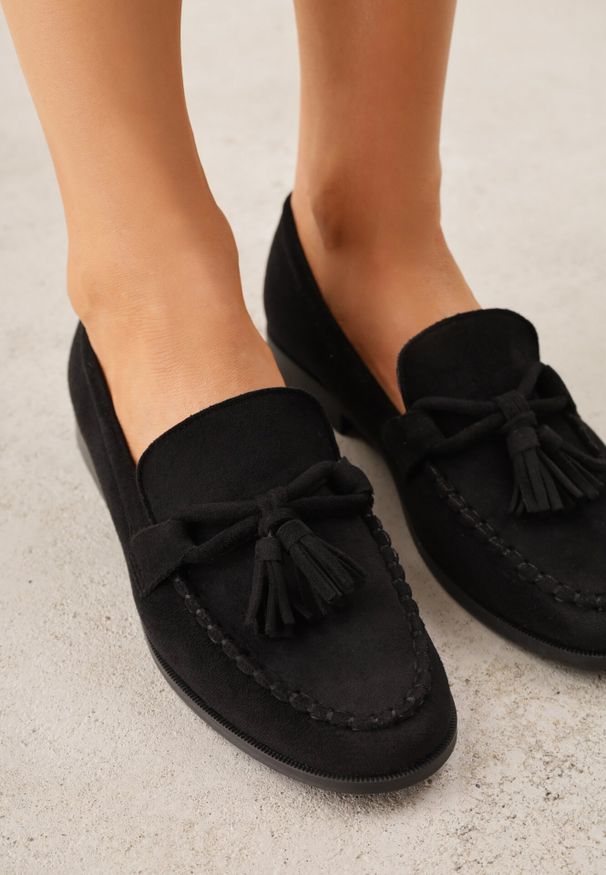 Born2be - Czarne Mokasyny z Imitacji Zamszu Zdobione Frędzlami i Kokardą Edania. Okazja: na co dzień, na spotkanie biznesowe, do pracy. Kolor: czarny. Materiał: zamsz. Wzór: aplikacja. Styl: casual, biznesowy, elegancki, klasyczny