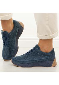 Granatowe pikowane skórzane półbuty damskie Sergio Leone sp013. Okazja: na co dzień. Nosek buta: okrągły. Zapięcie: sznurówki. Kolor: niebieski. Materiał: zamsz, skóra. Szerokość cholewki: normalna. Sezon: wiosna, jesień, lato. Styl: casual, elegancki, klasyczny #1