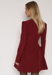 Born2be - Bordowa Rozkloszowana Sukienka Ozdobiona Metaliczną Aplikacją Eleslie. Okazja: na co dzień. Kolor: czerwony. Wzór: aplikacja. Styl: casual, elegancki