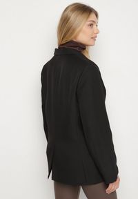Born2be - Czarna Jednorzędowa Marynarka z Usztywnioną Linią Ramion Tiolinda. Okazja: na spotkanie biznesowe, do pracy, na co dzień. Kolekcja: plus size. Kolor: czarny. Materiał: jeans. Styl: biznesowy, casual, elegancki #6