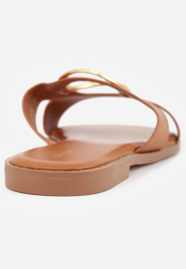 Born2be - Brązowe Klapki VICES z Wycięciem i Metalową Ozdobą Acacine. Okazja: na co dzień. Kolor: brązowy. Wzór: aplikacja. Sezon: lato. Styl: elegancki, casual