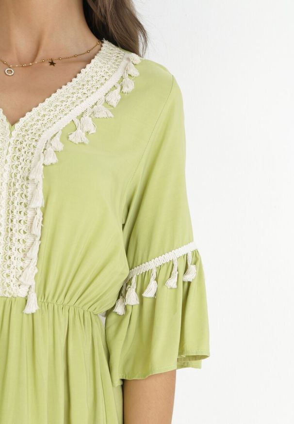 Born2be - Jasnozielona Wiskozowa Sukienka Maxi z Ozdobnym Dekoltem i Gumką w Pasie Latava. Okazja: na co dzień. Kolor: zielony. Materiał: wiskoza. Styl: casual. Długość: maxi