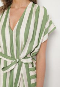 Born2be - Zielona Sukienka z Wiskozą i Paskiem w Paski Nerire. Okazja: na co dzień. Kolor: zielony. Materiał: wiskoza. Wzór: paski. Styl: klasyczny, casual, elegancki #4