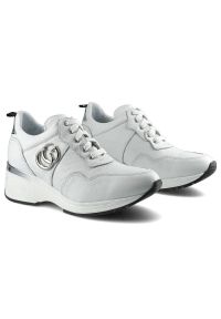 Białe Sneakersy Karino Damskie Modne Półbuty. Kolor: biały. Materiał: skóra. Szerokość cholewki: normalna. Wzór: aplikacja, gładki. Obcas: na platformie. Styl: sportowy