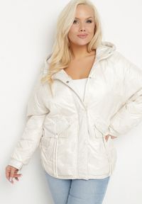 Born2be - Biała Kurtka Pikowana z Kapturem i Kieszeniami o Pudełkowym Kroju Eravinna. Okazja: na spacer. Typ kołnierza: kaptur. Kolekcja: plus size. Kolor: biały. Długość rękawa: długi rękaw. Długość: długie. Wzór: aplikacja #1