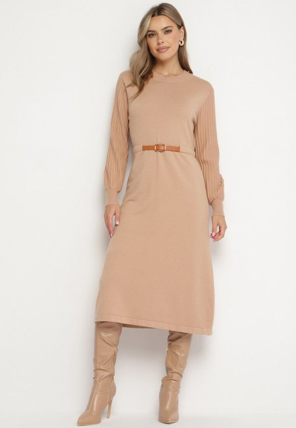 Born2be - Ciemnobeżowa Sukienka z Wiskozą Ozdobiona Plisowanymi Rękawami i Paskiem Daikari. Okazja: na co dzień. Kolor: beżowy. Materiał: wiskoza. Wzór: aplikacja. Styl: casual