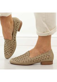Beżowe skórzane półbuty damskie Jezzi Ol50-1. Okazja: na co dzień. Nosek buta: okrągły. Kolor: beżowy. Szerokość cholewki: normalna. Wzór: ażurowy, aplikacja. Materiał: skóra. Sezon: wiosna, lato. Obcas: na obcasie. Styl: casual, elegancki, klasyczny, wizytowy. Wysokość obcasa: niski #1