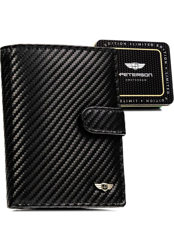 Pionowy portfel męski ze skóry naturalnej w czarnym kolorze wyposażony w system RFID, w zestawie z brelokiem - Peterson. Kolor: czarny. Materiał: skóra