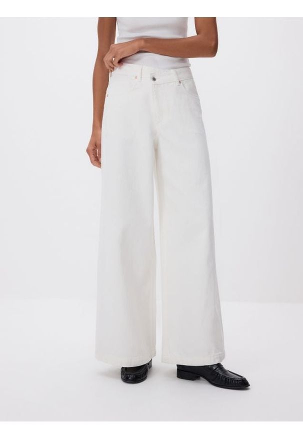 Reserved - Jeansy baggy - biały. Kolor: biały