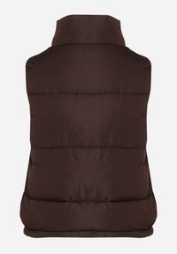 Born2be - Brązowa Pikowana Kamizelka z Ozdobną Podszewką Olianela. Okazja: na spacer, na co dzień. Kolor: brązowy. Materiał: jeans. Wzór: aplikacja. Styl: casual, elegancki #5