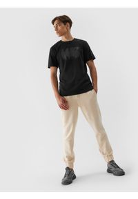 4f - T-shirt regular z nadrukiem męski - czarny. Kolor: czarny. Materiał: bawełna. Wzór: nadruk