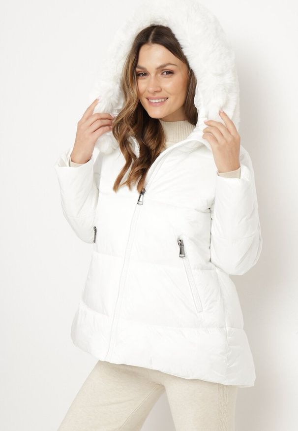 Born2be - Biała Pikowana Kurtka z Dłuższym Tyłem i Futerkiem przy Kapturze Verrira. Okazja: do pracy, na spacer, na co dzień, na spotkanie biznesowe. Kolor: biały. Materiał: futro. Długość: długie. Styl: casual, klasyczny, biznesowy