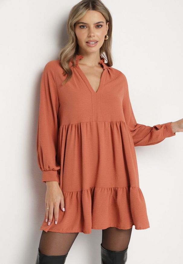 Born2be - Pomarańczowa Luźna Sukienka Mini z Falbanką i Mankietami na Rękawach Vertecja. Kolor: brązowy. Długość: mini